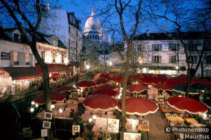 Paris, Montmartre, Place du Tertre, terrasse de café éclairée de nuit, Sacré Coeur au loin
