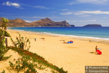 Playa en la isla de Porto Santo, en Madeira