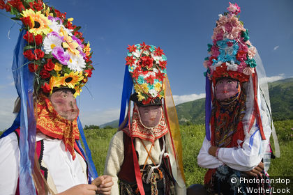 Masken tragende Männer beim Rosenfestival