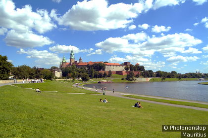 Spaziergänger an der Weichsel mit Wawelkathedrale im Hintergrund