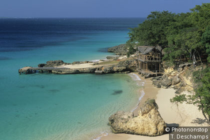 Strand mit Holzhaus auf Pfählen