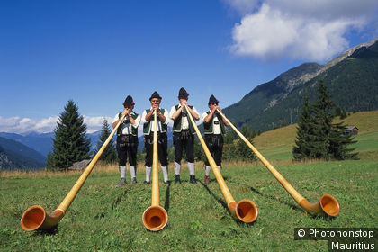 Uomini in costume tradizionale svizzero