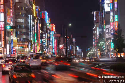 Nächtlicher Verkehr in Tokyo