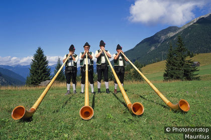 Hommes en costume traditionnel suisse