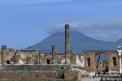 Ruines de Pompeï avec le Vésuve en arrière plan