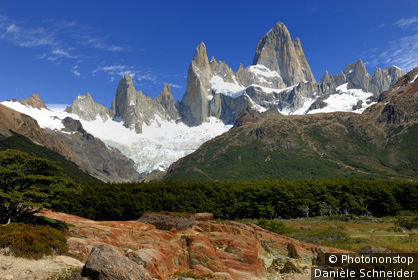 Argentine, Patagonie, Parc national Los Glaciares, El Chalten, roches rouges sur le sentier de la Laguna de los Tres vers le Fitz Roy (3405m)