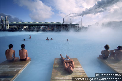 Islande, Ultima Thule, baigneurs sur pontons et dans eau chaude, usine en arrière plan
