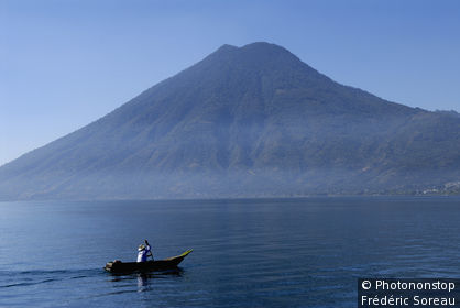 Guatemala, lac Atitlàn, barque de pêcheur, volcan Tolimàn au fond