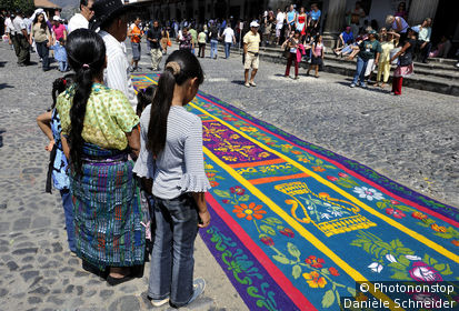 Alfombra de Aserrin (tapis fleuri) en aiguilles de pin et pétales de fleurs, réalisé sur la chaussée pour une procession catholique de la Semaine Sainte à Antigua, patrimoine mondial UNESCO, Guatemala, Amérique centrale