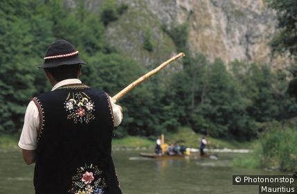 Slowakei, Hohe Tatra, Dunajec, Floßfahrten, Flößer, Rückenansicht Europa, Mitteleuropa, Slowakische Republik, Fluss, Gewässer, Nebenfluss der Weichsel, Nordostgrenze zu Polen, Touristen, Tourismus, Floßfahrt, Flöße, zwei, Flussfahrt, Wasserfahr
