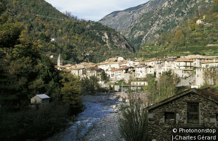 06. Mercantour, vue générale de St sauveur sur Tinée, rivière au 1er plan, été, verdure