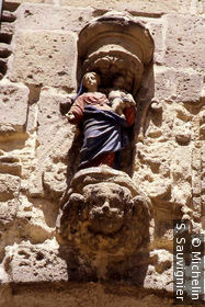 Statue en haut de la porte Jarnègues