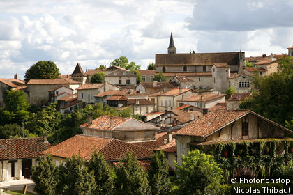 Aubeterre sur Dronne, vue générale du village (Plus Beaux Villages de France)
