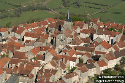 Flavigny sur Ozerain, vue aérienne du village