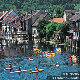 Canoë-kayak sur la rivière à Ornans