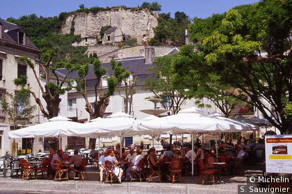 Terrasse de restaurant sur la place de la Fontaine