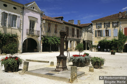 Labastide d'Armagnac, place royale, les couverts et facades au fond, ciel bleu