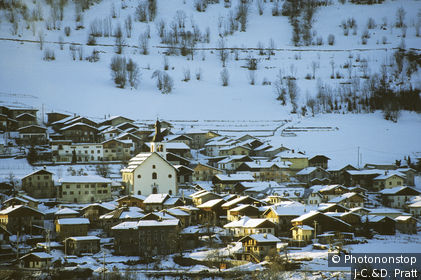 73. ST JEAN DE BELLEVILLE, VUE GENERALE DU VILLAGE, HIVER