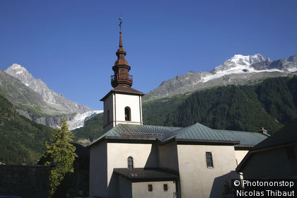 Chamonix, massif du Mont Blanc, eglise et glacier d'Argentiere (a gauche aiguille du Chardonnet)