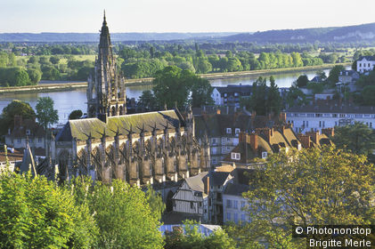 Caudebec en Caux, vue plongeante sur l'église Notre-Dame, la Seine en arrière-plan