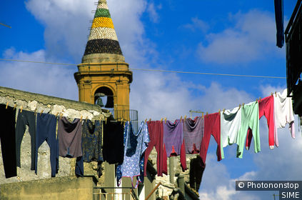 Pietraperzia, clothesline. Italie, Sicile,