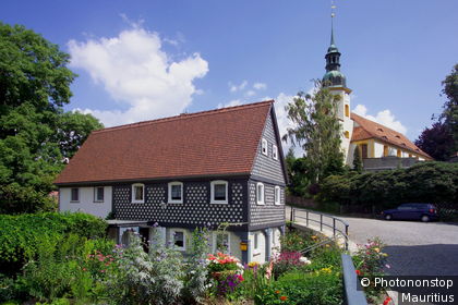 Deutschland, Sachsen, Oberlausitz, Cunnersdorf, Umgebindehaus, Garten, Kirche Europa, Mitteleuropa, Obercunnersdorf, Niedercunnersdorf, Architektur, Gebäude, Haus, Blockstube, Umgebinde, traditionell, Baustil, Blockhaus, Fachwerkhaus, Massivbau, Straß