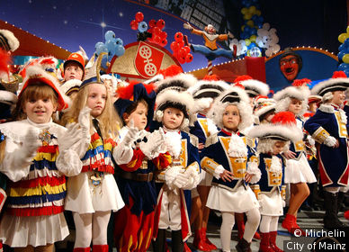 Danses d'enfants en costume traditionnel