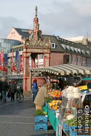 marché devant fontaine renaissance