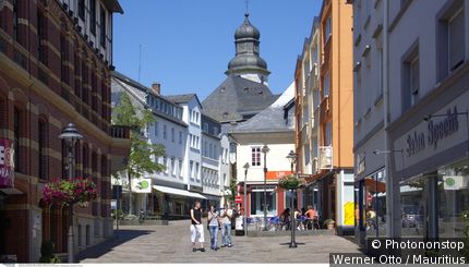 Deutschland, Rheinland-Pfalz, Hunsrück, Simmern, SchlossstraÃüe, FuÃügängerzone, Passanten, Sommer,