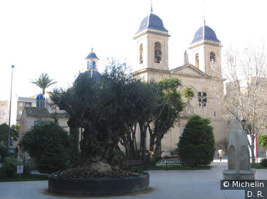 Plaza del Ayuntamiento, avec l'eglise San juan en fond