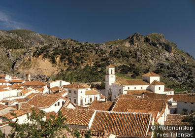 Espagne, Andalousie, Grazalema, vue plongeante sur le village, ciel bleu