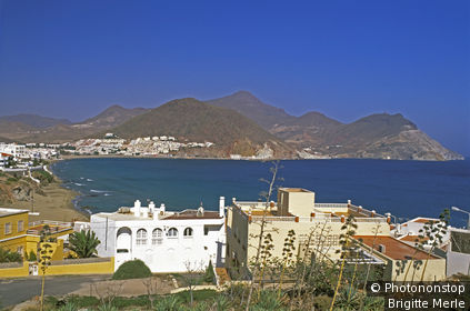 Espagne, Andalousie, parc naturel de Cabo de Gata-Nijar, village de San José au bord de la mer