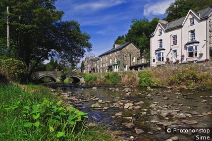 Royaume-Uni, Pays de Gales, Beddgelert, Grande-Bretagne, Parc National de Snowdonia, Gwynedd - View of the village of Beddgelert and the river Glaslyn