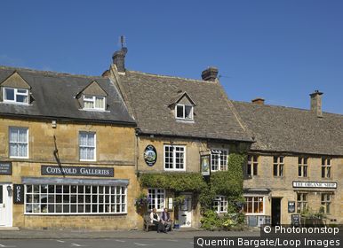 England, Gloucestershire, Stow-On-The-Wold. Exterior view of the Queens Head Inn at the heart of Stow On The Wold.