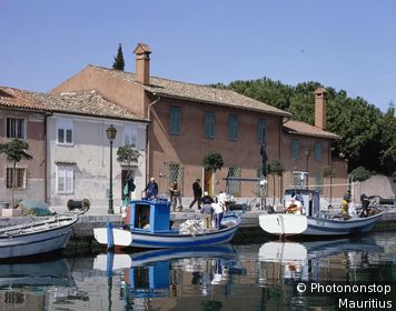 Italien, Venetien, Grado, Wohnhäuser, Fluss, Anlegestelle, Fischerboote Venetien, Provinz, Gorizia, Görz, Stadtansicht, Häuser, Fischer, Boote, Fischfang, Wirtschaft