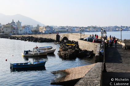 Ponton menant au Castello Aragonese