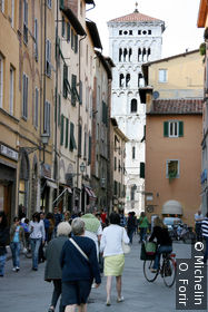 Dans une rue donnant sur la place Napoleone.