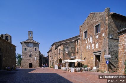 Italy, Tuscany, Maremma, Sovana, Piazza del Pretorio