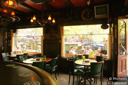 Dans un bar