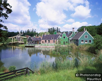 Niederlande, Gelderland, Arnheim, Niederländisches Freilichtmuseum, Häuser, Windmühle, Teich, Sommer Europa, Benelux, Holland, Geldern, Museum, Gebäude, Wohnhäuser, Gebäude, Mühle, Kultur, Sehenswürdigkeit