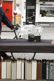 Bouquiniste sur le marché