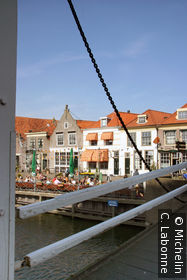 Façades de maisons sur Oude Haven depuis le pont derrière Drommedaris