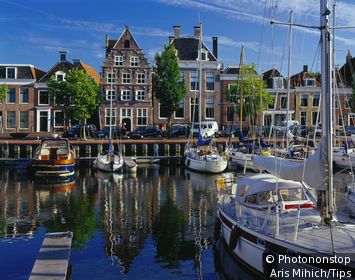 Pays-Bas, Friesland, Harlingen, Benelux - Old town canal and houses