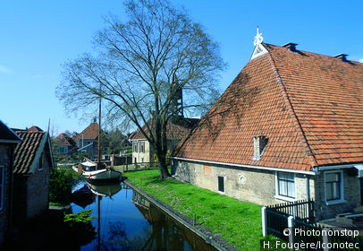 Pays-Bas, La Frise, Hindeloopen. Maisons près d'un canal