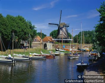 Pays-Bas, Friesland, Sloten, Benelux - Windmill at town wall