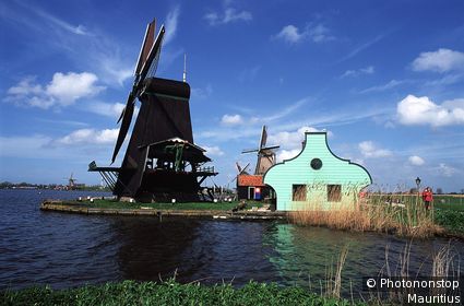 Niederlande, Zaandijk, Zaanse Schans, Ortsansicht, Windmühlen nahe Amsterdam, Dorf, 17. Jh., Museumsdorf, Holzhäuser, Fluss