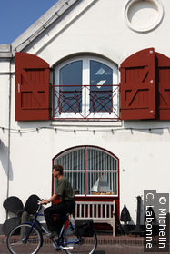 Façade le long du port
