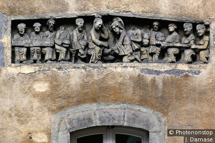 Bas relief, rue des gras