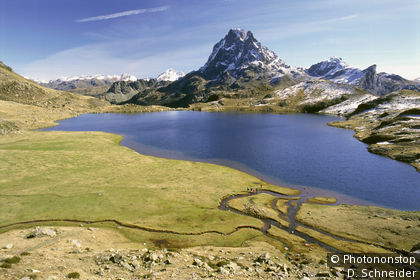 Vallée d'Ossau, randonneurs au bord du lac Gentau (1947m)
