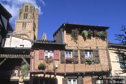 Albi, dans le quartier de Castelviel, la petite place Savène et le clocher de la cathédrale sainte Cécile